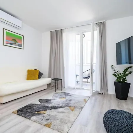 Petra & Iva - One Bedroom With Balcony